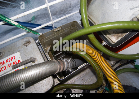 Sinkende Schiff halten durch Feuerwehr & Service mit Licht tragbare Pumpen abgepumpt wird überflutet Stockfoto