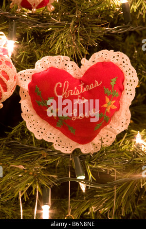 Handgemachte Weihnachtsbaum Herz Ornament mit "Christmas Is Love" in der Mitte geschrieben Stockfoto