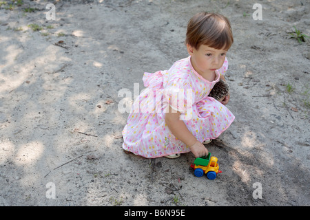 Mädchen spielen im sand Stockfoto