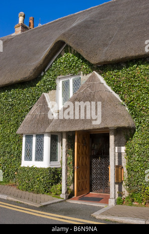 Efeu bedeckt Reetdachhaus, St Mawes, Roseland, Cornwall Stockfoto