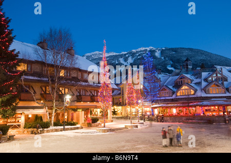 Whistler Village in der Dämmerung im winter Stockfoto