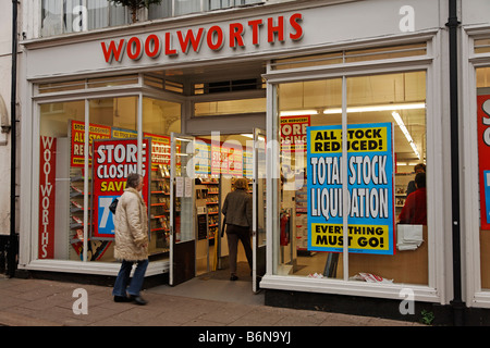 Woolworths-Shop mit Lagerauflösung Schließung Umsatz Hinweise auf Heiligabend Woodbridge Suffolk England Stockfoto