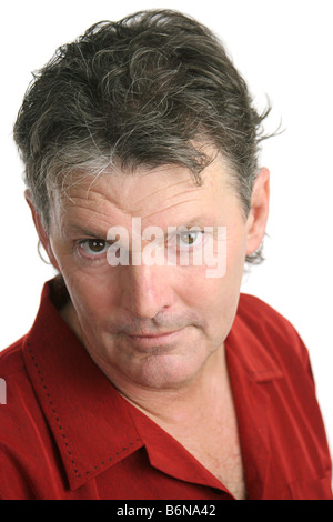 Ein hübscher reifer Mann trägt einen intensiven Ausdruck isoliert Stockfoto