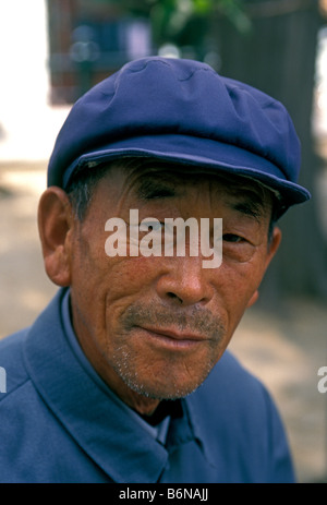 1, 1, Chinesen, alte Menschen, ältere Menschen, ältere Menschen, Senioren, headshot, Head shot, Porträt, Augenkontakt, Vorderansicht, Peking, China, Asien Stockfoto