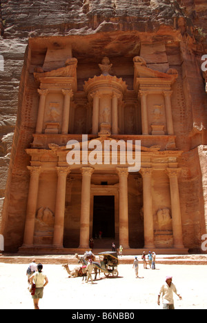 Das Finanzministerium geschnitzt Gebäude aus Sandstein in Petra, Wadi Musa, Jordanien Stockfoto