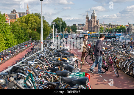 Amsterdam mehrstöckige Fahrrad-Parkplatz in der Nähe von Centraal Station Stockfoto