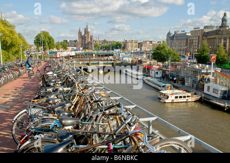 Amsterdam mehrstöckige Fahrrad-Parkplatz am Kanal in der Nähe von Centraal Station Stockfoto