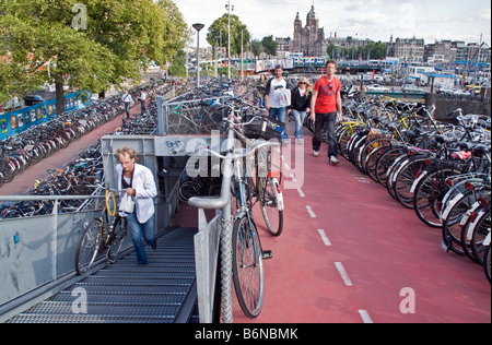 Amsterdam mehrstöckige Fahrrad-Parkplatz in der Nähe von Centraal Station Stockfoto