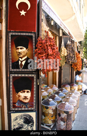 Gaziantep-Shop mit Nationalflagge und Porträts von Mustafa Kemal Atatürk, Gründer und erster Präsident der türkischen Republik Stockfoto