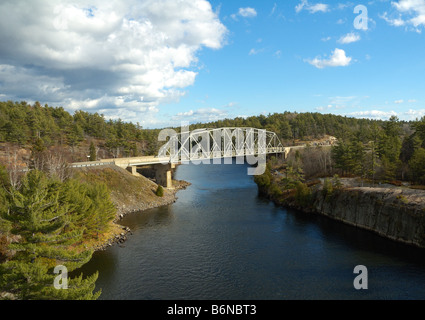 Autobahn-Brücke über den berühmten French River, historische Route des Voyageurs, Ontario, Kanada Stockfoto