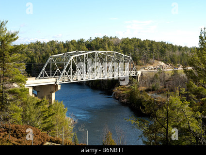 Autobahn-Brücke über den berühmten French River, historische Route des Voyageurs, Ontario, Kanada Stockfoto