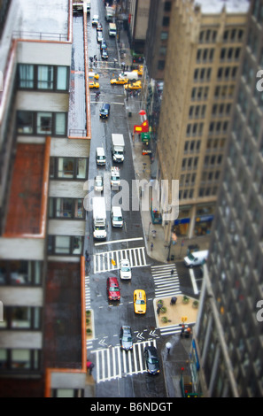 Straßenszene in New York City zu regnen Stockfoto