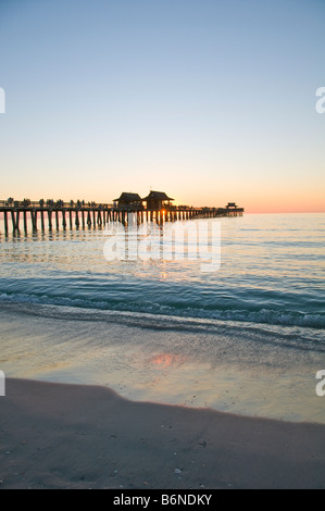 Naples Pier Sonnenuntergang Florida Naples Municipal Pier Sonnenuntergang Naples Fishing Pier fl Southwest Florida Golfküste Stockfoto