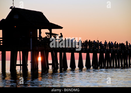 Naples Pier Sonnenuntergang Florida Naples Municipal Pier Sonnenuntergang Naples Fishing Pier fl Southwest Florida Golfküste Stockfoto