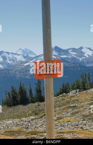 Ski-Gebiet Grenze Zeichen auf Trail in Whistler, British Columbia, Kanada, Stockfoto