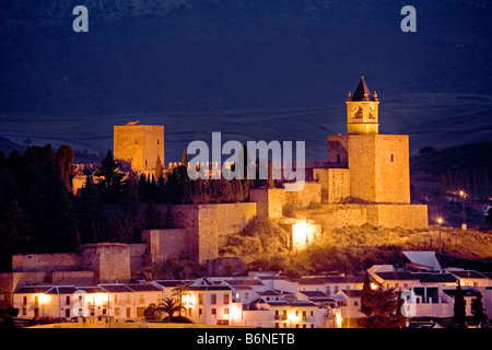 Schlossturm bei Sonnenuntergang und Zitadelle in der monumentalen Stadt Antequera Malaga Andalusien Spanien Stockfoto