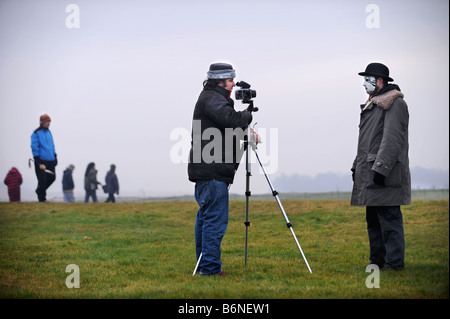 EIN BESUCHER NACH STONEHENGE MIT WHITEFACE CLOWNSMASKE WIRD WÄHREND DER FEIERLICHKEITEN DER WINTERSONNENWENDE WILTSHIRE FOTOGRAFIERT. Stockfoto