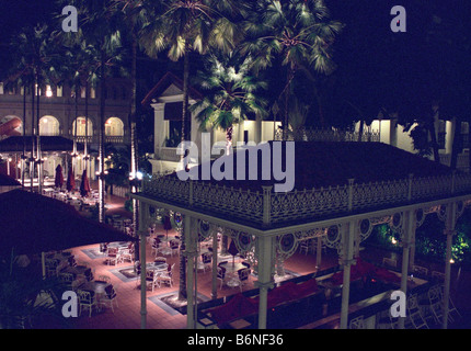 Raffles Hotel in der Nacht, Singapur Stockfoto