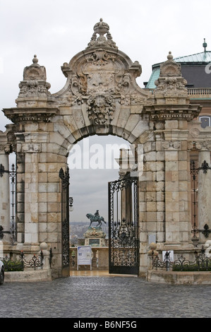 Budapest Seiteneingang zum Königspalast und Prinz Eugene von Savoyen Statue Ungarn Stockfoto