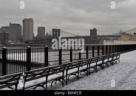 Schnee bedeckte Bänke auf eine Promenade in Brooklyn, New York nach einem Schneesturm zu sehen sind. Stockfoto