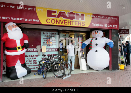 Vorderseite des einen Cash-Konverter-Shop zu Weihnachten auf eine britische High Street-belfast Stockfoto