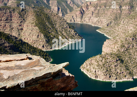 Ansicht der Flaming Gorge Reservoir von einer Aussichtsplattform Stockfoto