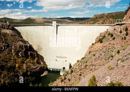 Flaming Gorge dam Reservoir und Wasserkraft Übergabestation Stockfoto