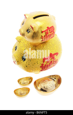 Goldene Sparschweine und Goldbarren Stockfoto