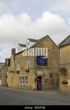 Der Herzog von Wellington Public House in dem malerischen Dorf von Bourton-on-the-Water in Gloucestershire. Stockfoto