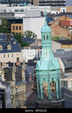 schiefen Turm auf den Aufbau von Stadthaus auf dem Marktplatz in Halle (Saale), Deutschland; Turm des Stadthauses in Halle Stockfoto