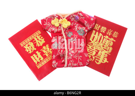 Chinese New Year rot-Pakete und Miniatur-Kostüm Stockfoto