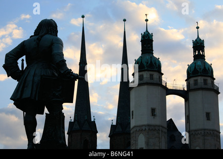 Statue von Georg Friedrich Händel und Kirche Marktkirche am Marktplatz in Halle (Saale), Deutschland; Stockfoto