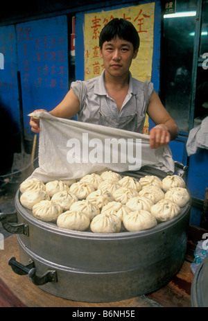 Chinesischer Mann, Schweinefleisch Schweinefleisch bun bun Anbieter, Verkäufer, Verkauf gedämpftes Schweinefleisch Schweinefleisch Brötchen, Brötchen, Puhuangyu Markt, Peking, Peking, China, Asien Stockfoto