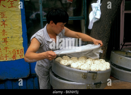 Chinesischer Mann, Schweinefleisch Schweinefleisch bun bun Anbieter, Verkäufer, Verkauf gedämpftes Schweinefleisch Schweinefleisch Brötchen, Brötchen, Puhuangyu Markt, Peking, Peking, China, Asien Stockfoto