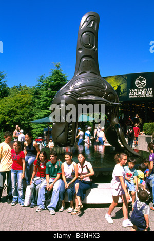 Touristen an der Haida Schwertwal Skulptur im Vancouver Aquarium im Stanley Park in Vancouver British Columbia Kanada Stockfoto