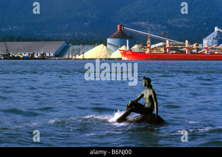 Mädchen in einen Neoprenanzug-Skulptur im Stanley Park und Frachter laden Schwefel in North Vancouver British Columbia Kanada Stockfoto