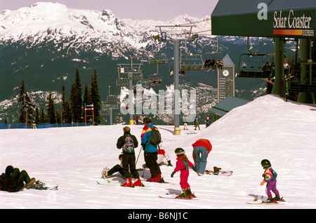 Junge Kinder lernen, Downhill Ski am Blackcomb Mountain in Whistler Ski Resort British Columbia Kanada Stockfoto