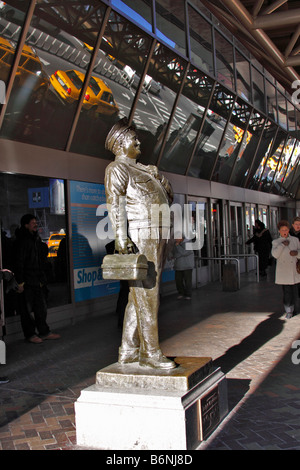 Statue von Ralph Kramden, fiktive Busfahrer, gespielt von Jackie Gleason im Fernsehen zeigen, The Honeymooners, Port Authority, New York City Stockfoto