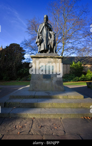 Statue von Sir Alfred Lord Tennyson auf dem Gelände der Kathedrale von Lincoln Stockfoto