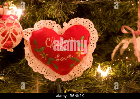 Handgemachte Weihnachtsbaum Herz Ornament mit "Christmas Is Love" in der Mitte geschrieben Stockfoto