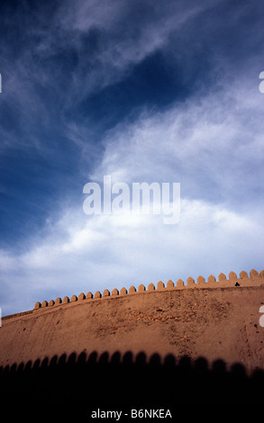 13. Mai 2006 - Khiva zinnengekrönten Stadtmauer umgibt die Itchan Kala (Innere Stadt) und stammt aus dem 17. Jahrhundert. Stockfoto