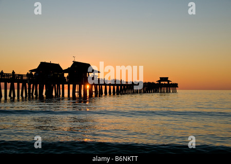 Naples Pier Sonnenuntergang Florida Naples Municipal Pier Sonnenuntergang Naples Fishing Pier fl Southwest Florida Golfküste Stockfoto