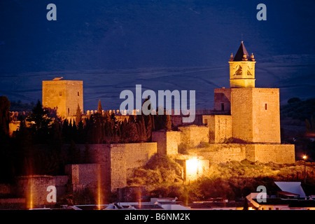 Schlossturm bei Sonnenuntergang und Zitadelle in der monumentalen Stadt Antequera Malaga Andalusien Spanien Stockfoto