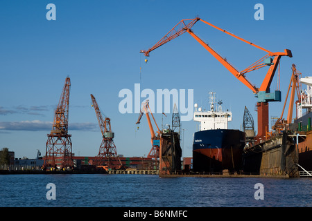 Krane und schwimmenden trocken dock in Werft, Göteborg, Schweden Stockfoto