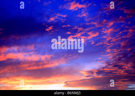 Sonnenuntergang Farben Ihrer Muster Wolken Wettervorhersage Himmel flauschige Wolken Sonnenuntergang Sonnenaufgang Wolke Formationen globalen Erwärmung Natur Stockfoto