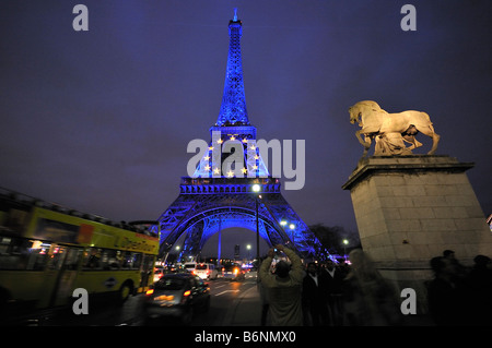 Paris EU blaue Tour Eiffelturm mit Sternen während der französischen EU-Ratspräsidentschaft Stockfoto