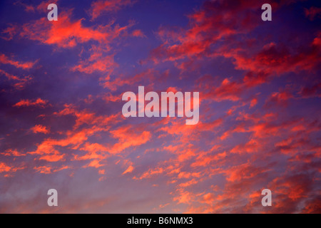 Sonnenuntergang Farben Ihrer Muster Wolken Wettervorhersage Himmel flauschige Wolken Sonnenuntergang Sonnenaufgang Wolke Formationen globalen Erwärmung Natur Stockfoto