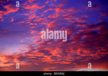 Sonnenuntergang Farben Ihrer Muster Wolken Wettervorhersage Himmel flauschige Wolken Sonnenuntergang Sonnenaufgang Wolke Formationen globalen Erwärmung Natur Stockfoto