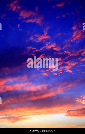 Sonnenuntergang Farben Ihrer Muster Wolken Wettervorhersage Himmel flauschige Wolken Sonnenuntergang Sonnenaufgang Wolke Formationen globalen Erwärmung Natur Stockfoto