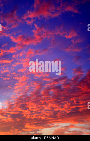 Sonnenuntergang Farben Ihrer Muster Wolken Wettervorhersage Himmel flauschige Wolken Sonnenuntergang Sonnenaufgang Wolke Formationen globalen Erwärmung Natur Stockfoto